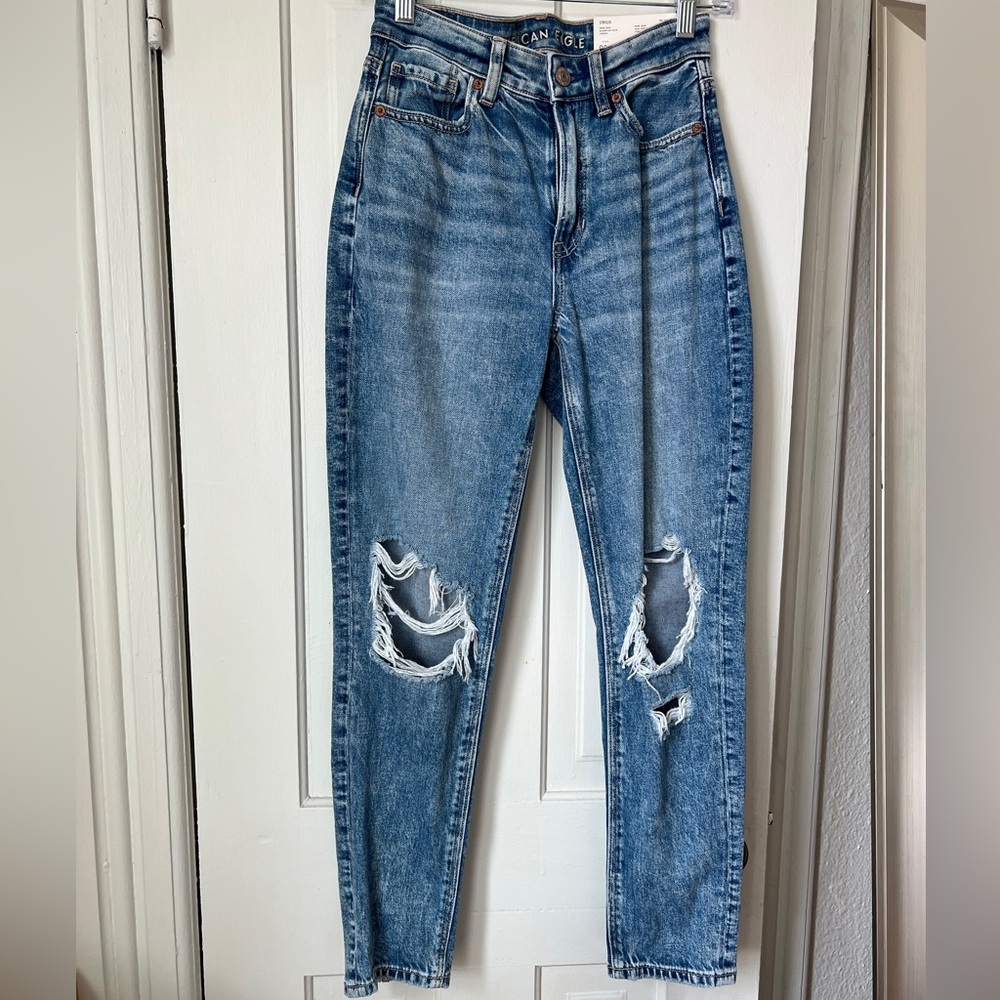 NWT American Eagle Outfitters Strigid Mom Jean in Blown Out Blue